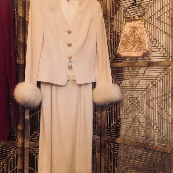 👑Gorgeous fit for a princess ivory vintage suit NEIMAN Marcus fur cuffs - Picture 1 of 14